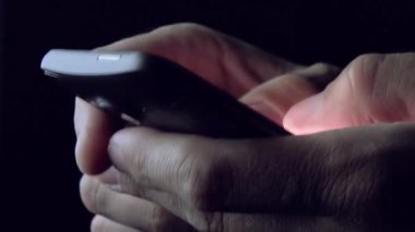 Erkek el manifatura Sms mesajı karanlık odada mobil akıllı telefon