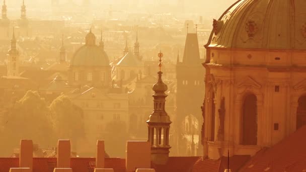 Praga Igreja de São Nicolau localizada em Mala Strana Parte da Cidade Velha — Vídeo de Stock