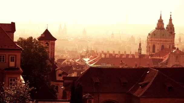 Прага Saint Миколаївський Храм розташований на мала Страна частиною Старого міста — стокове відео