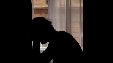 karanlık odada yalnız depresif adam