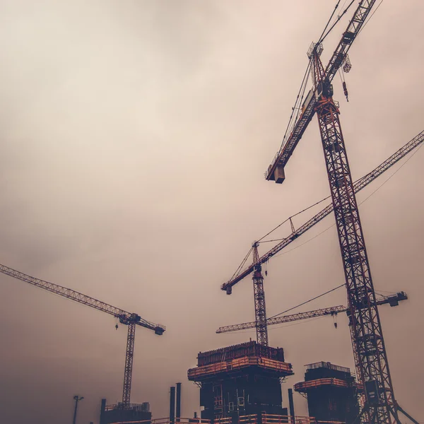 Industriële kranen op de bouwplaats, Retro afgezwakt — Stockfoto