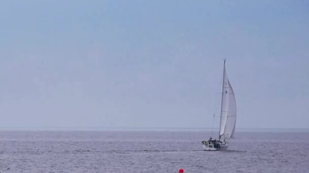 Barco pequeño del yate de la vela en el mar, barco de vela que cruza costa afuera — Vídeo de stock