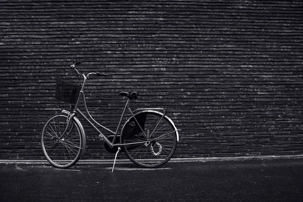 Klassisches Vintage-Hipster-Retro-Fahrrad an die Straße gelehnt — Stockfoto