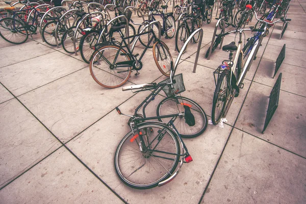 Offene Straßenabstellplätze für Fahrräder — Stockfoto