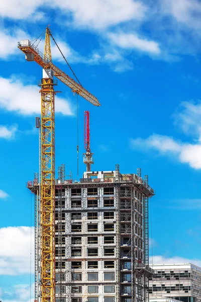 Guindaste industrial trabalhando no canteiro de obras — Fotografia de Stock