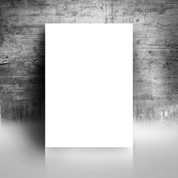 Poster alb gol Mock Up înclinat pe Grunge Studio Wall — Fotografie, imagine de stoc