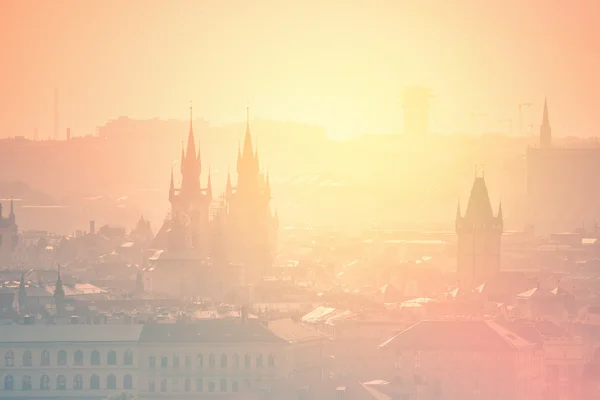 Prager Stadtbild am nebligen Morgen, retro getönt — Stockfoto
