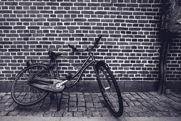 Ποδήλατο μοναδικά κλασικό vintage hipster ακουμπάει το stree Εικόνα Αρχείου