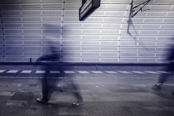 모션 블러 사람들이 지하철에 기차 역 플랫폼 — 스톡 사진