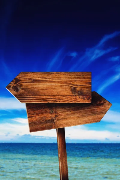 Señalización de dirección en la playa junto al mar — Foto de Stock