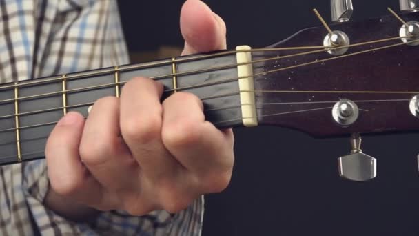 Uomo che suona accordi di melodia rock con chitarra acustica, musica blues rock senza spina — Video Stock