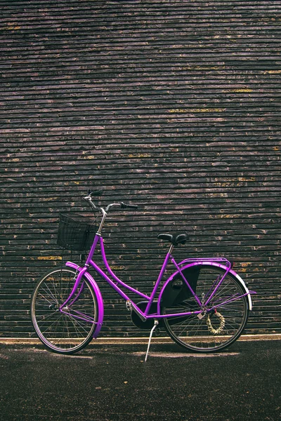 Klassieke Vintage paarse Hipster fiets op de straat — Stockfoto