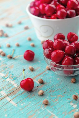 rustik masada kapta tatlı kiraz