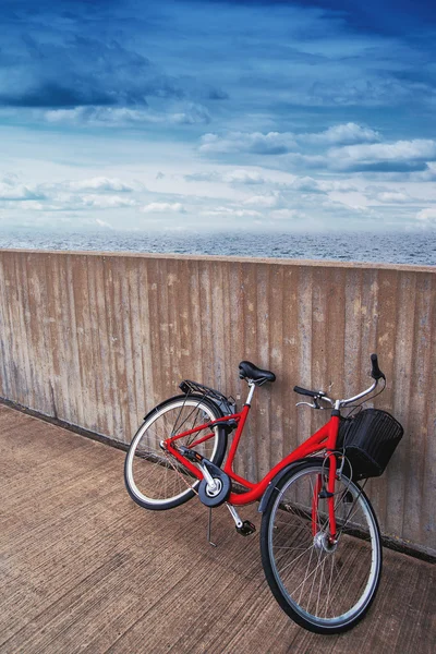 Klassisches rotes Oldtimer-Fahrrad lehnt an Wand — Stockfoto