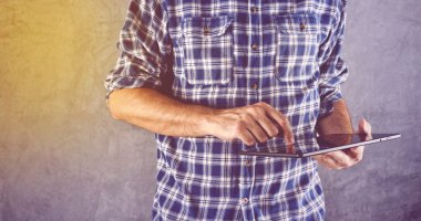 Dijital Tablet bilgisayar ile yaratıcı adam