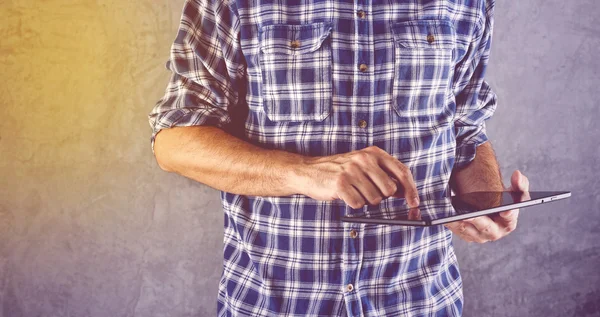 Homem criativo com computador tablet digital — Fotografia de Stock