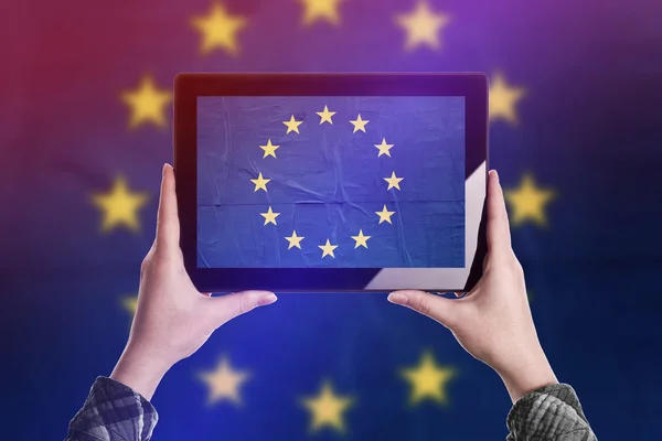 Vyfotit vlajka Evropské unie s digitálním tabletu — Stock fotografie