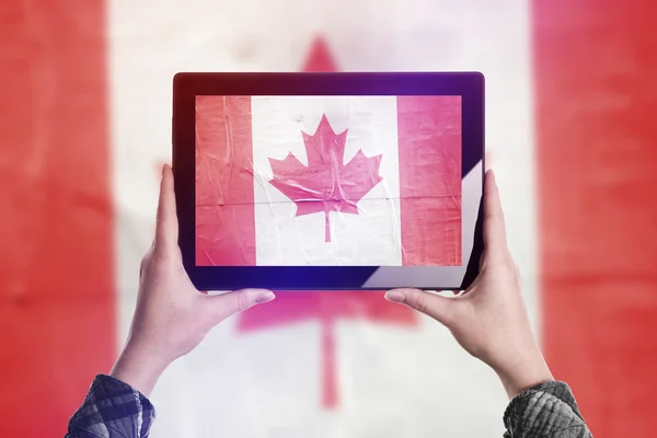 Tirando foto da bandeira do Canadá com tablet digital — Fotografia de Stock