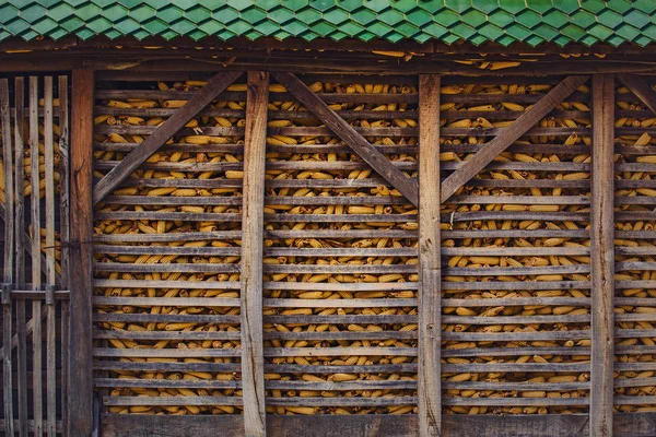 Celeiro de milho na fazenda — Fotografia de Stock