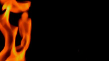 siyah arka plan üzerine yanan alevler ateş