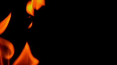 siyah arka plan üzerine yanan alevler ateş