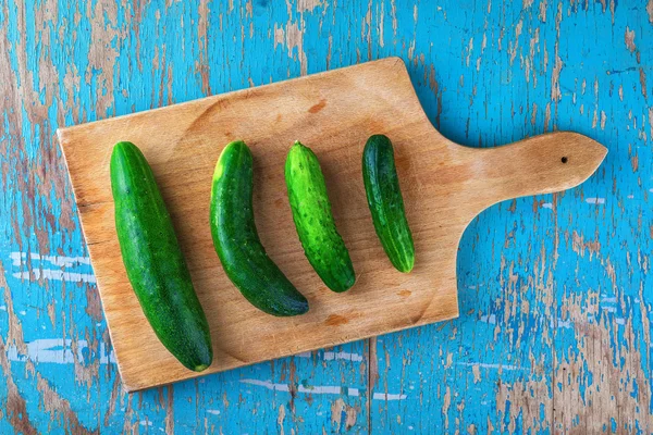 Gurke auf rustikalem Tisch, Draufsicht — Stockfoto