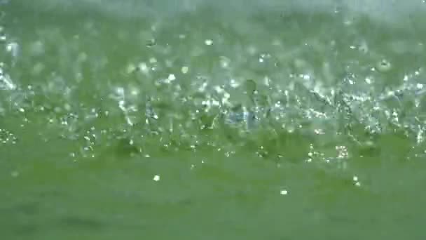 Starkregen fällt auf Wasseroberfläche, Wassertropfen — Stockvideo