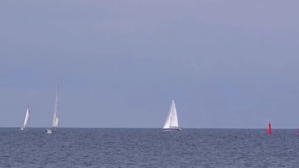 Barco pequeño del yate de la vela en el mar, barco de vela que cruza costa afuera — Vídeos de Stock