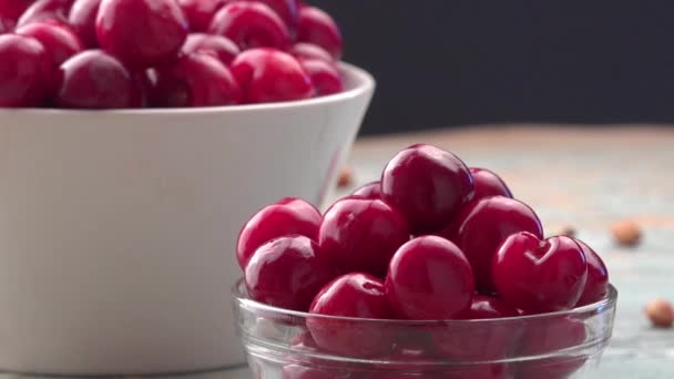 Cerezas dulces en tazón sobre mesa rústica — Vídeo de stock