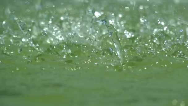 Kapky vody na povrchu rybník — Stock video