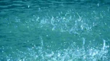 Çeşme su damlaları havuz yüzeyi spalshing