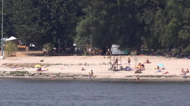 Ludzie na plaży. — Wideo stockowe