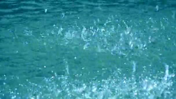 Çeşme su damlaları havuz yüzeyi spalshing — Stok video
