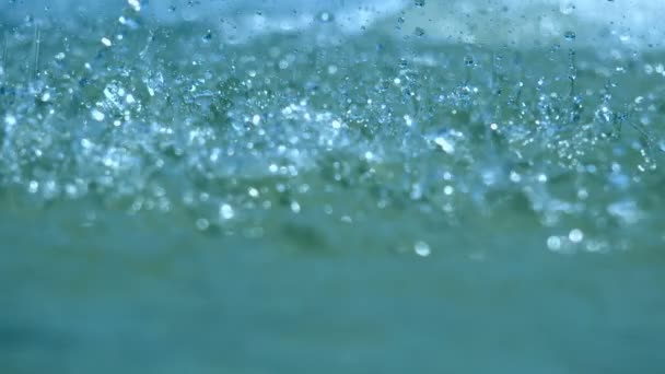 Gotas de agua de la fuente esparciendo la superficie del estanque — Vídeos de Stock