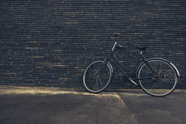 Klasik Vintage siyah Hipster Bisiklet sokakta