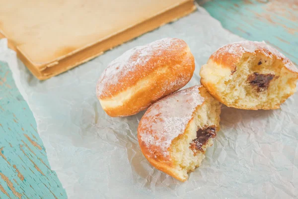 Rustik masada tatlı şekerli çörek