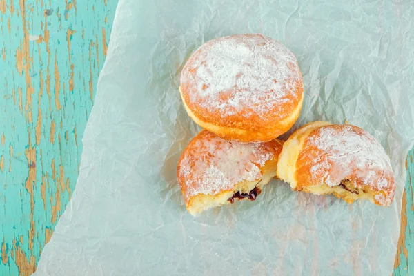 Doce donuts açucarados na mesa rústica — Fotografia de Stock