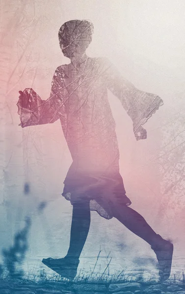 Mujer corriendo a la libertad a través del campo de campo — Foto de Stock