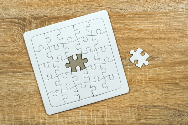 Puzzleteil fehlt auf Holztisch — Stockfoto