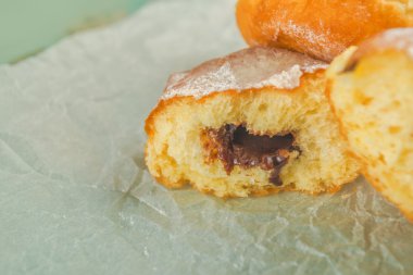 Rustik masada tatlı şekerli çörek