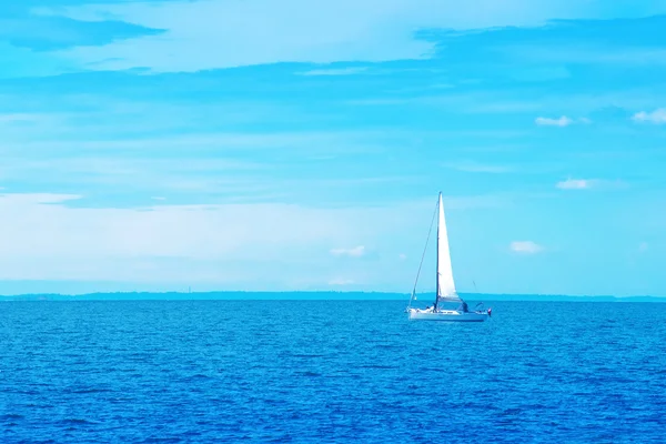 Boot Zeilen op blauwe zee — Stockfoto