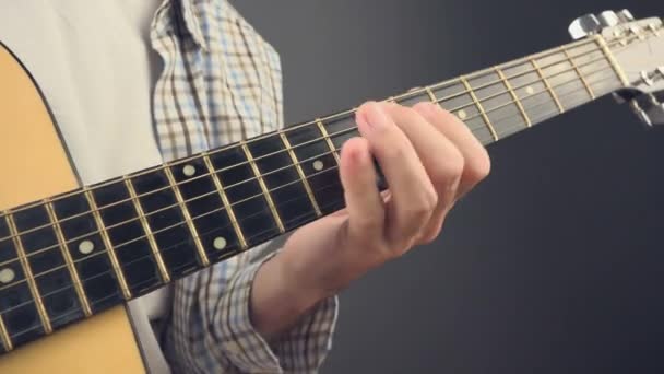 Musiker spielt Rocksong auf Akustikgitarre — Stockvideo