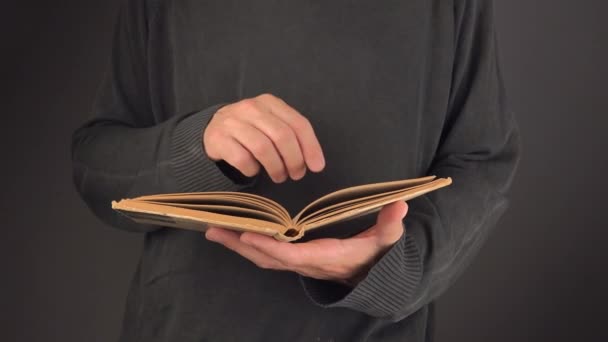 Чоловік читає старовинну книгу — стокове відео