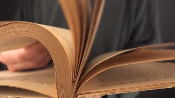 Hombre volteando páginas amarillas de viejo libro vintage — Vídeos de Stock