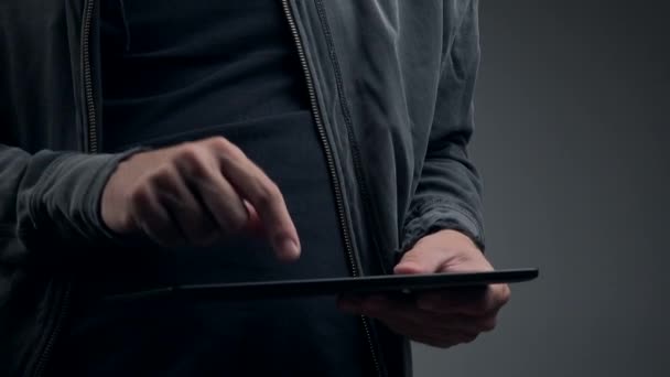 Cibercriminoso com computador tablet digital — Vídeo de Stock