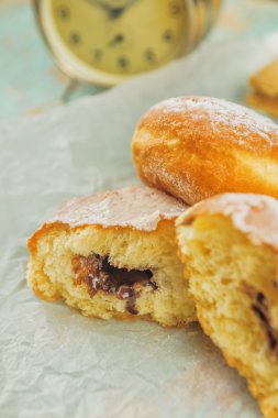 Rustik masada tatlı şekerli çörek