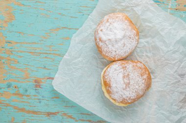 Rustik masada tatlı şekerli çörek