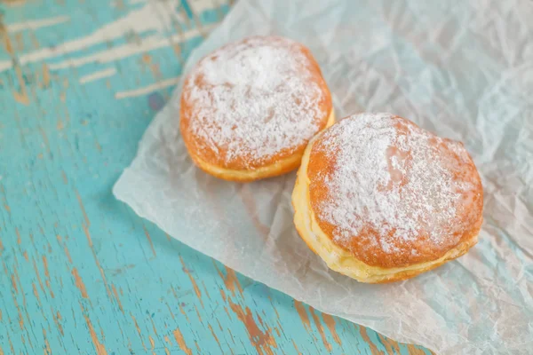 Doce donuts açucarados na mesa rústica — Fotografia de Stock