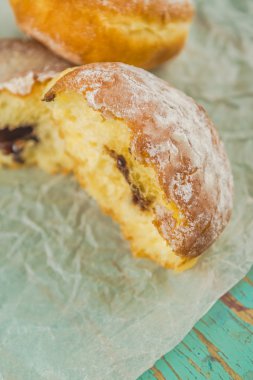 Rustik masada tatlı şekerli çörek