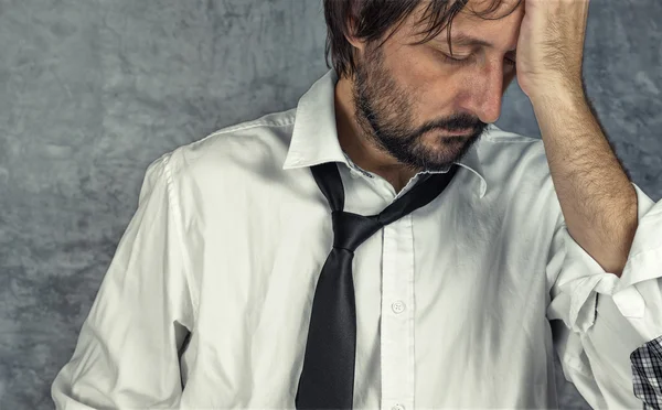 Cansado exausto empresário em apuros — Fotografia de Stock